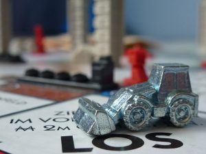 Monopoly-peli osoittamassa millainen vedonlyönnin kehitys on
